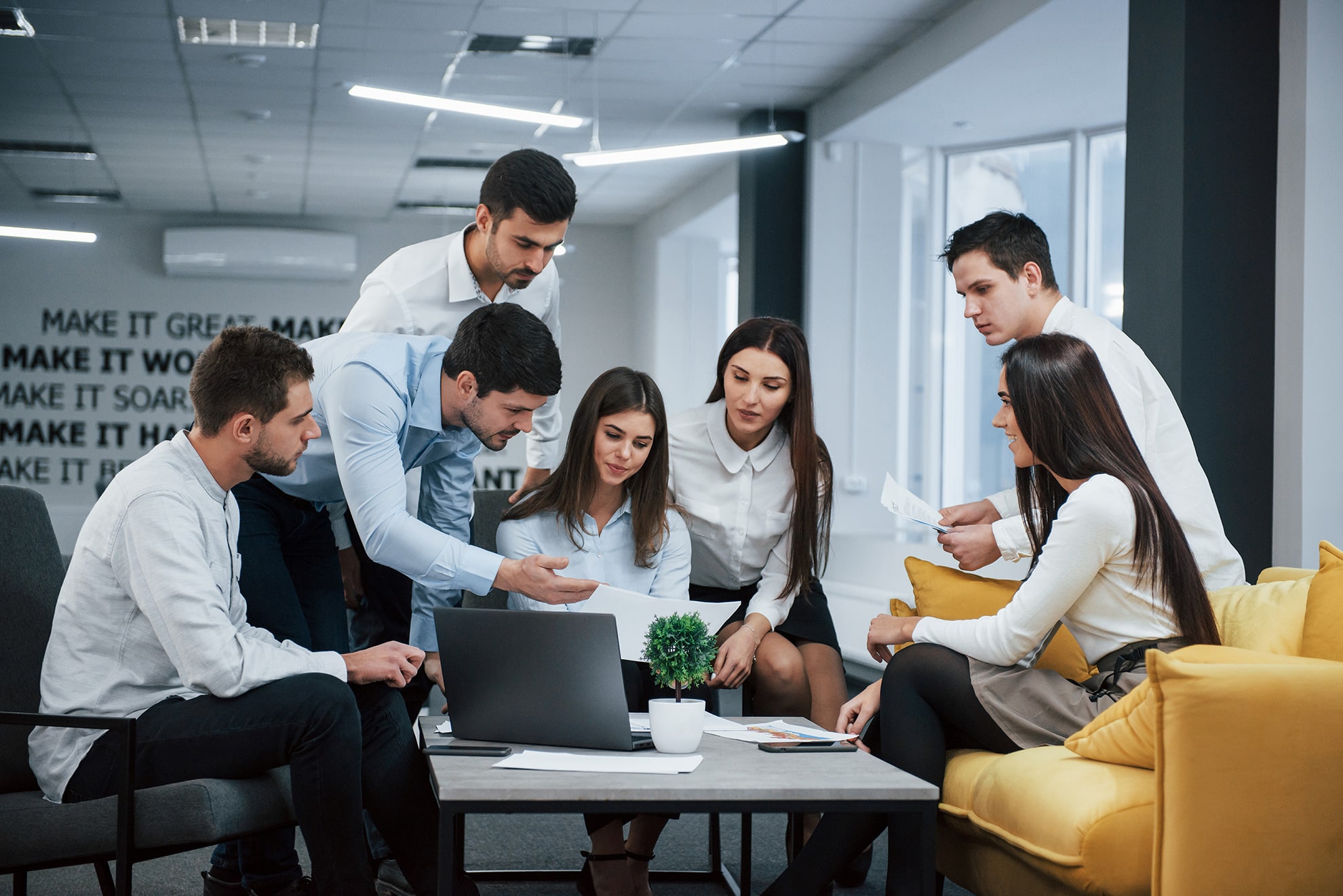 Equipo de trabajo en oficina